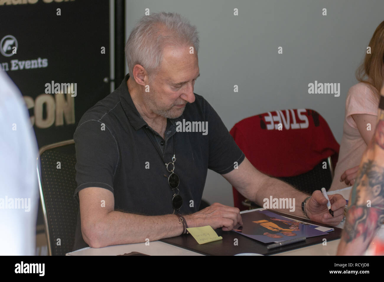 BONN, Deutschland - 19. MAI 2018: Brent Spiner (*1949, US-amerikanischer Schauspieler - Star Trek: The Next Generation, Independence Day) Autogramme für die Fans auf der Fedcon 27, eine viertägige sci-fi-fan Convention Stockfoto