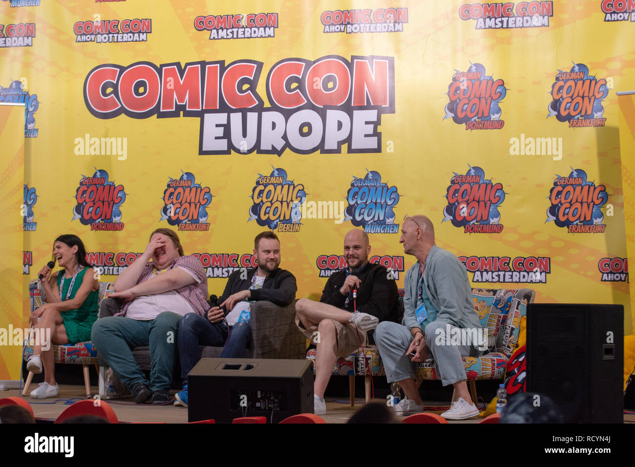 FRANKFURT, Deutschland - 6. Mai 2018: Ghadah Al-Akel, Manuel Straube, Tobias Müller und Ingo Albrecht an den Deutschen Comic Con Frankfurt, einem zweitägigen Fan Convention Stockfoto