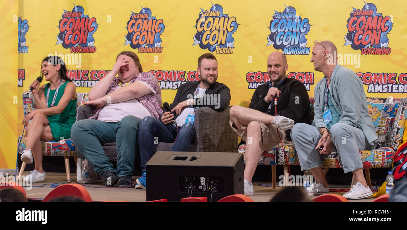 FRANKFURT, Deutschland - 6. Mai 2018: Ghadah Al-Akel, Manuel Straube, Tobias Müller und Ingo Albrecht an den Deutschen Comic Con Frankfurt, einem zweitägigen Fan Convention Stockfoto