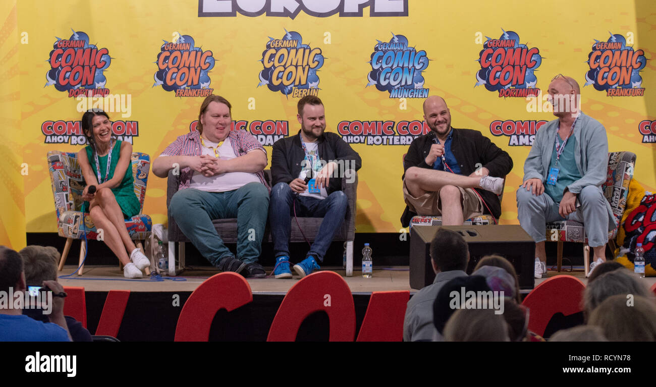 FRANKFURT, Deutschland - 6. Mai 2018: Ghadah Al-Akel, Manuel Straube, Tobias Müller und Ingo Albrecht an den Deutschen Comic Con Frankfurt, einem zweitägigen Fan Convention Stockfoto