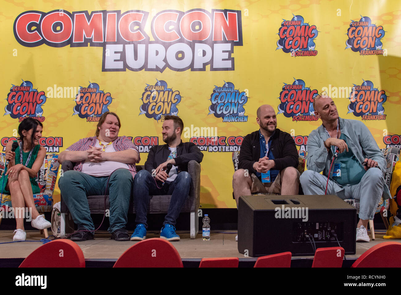 FRANKFURT, Deutschland - 6. Mai 2018: Ghadah Al-Akel, Manuel Straube, Tobias Müller und Ingo Albrecht an den Deutschen Comic Con Frankfurt, einem zweitägigen Fan Convention Stockfoto