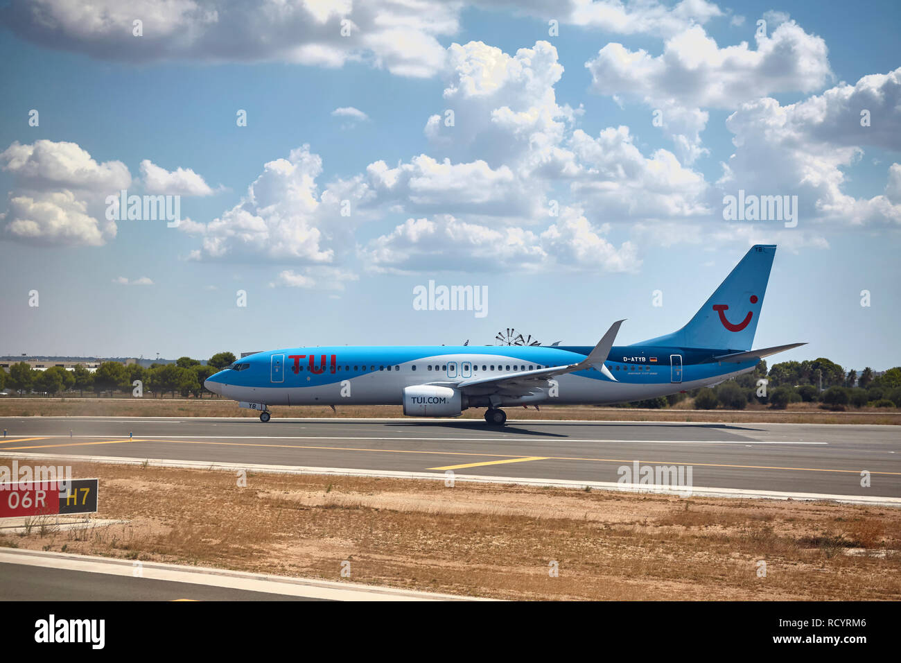 Palma de Mallorca, Spanien - 21. August 2018: TUI Operator Boeing 737 800 Taxis auf dem Asphalt. Stockfoto