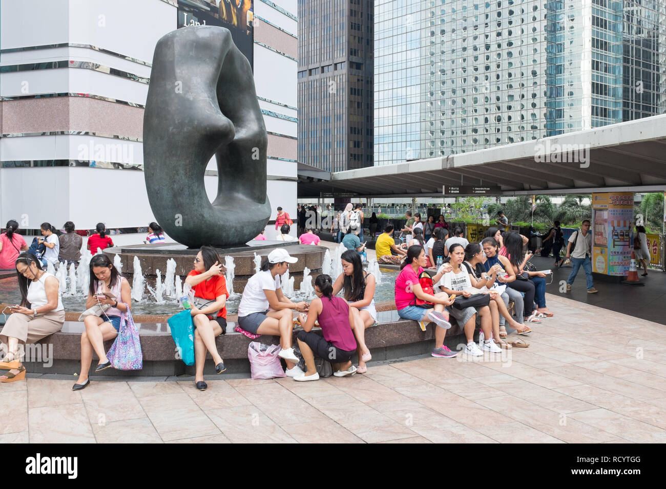 Inländische Arbeitnehmer aus den Phillipinen versammeln sich mit Freunden auf ihren Tag, Sonntag, im Central District von Hong Kong Stockfoto
