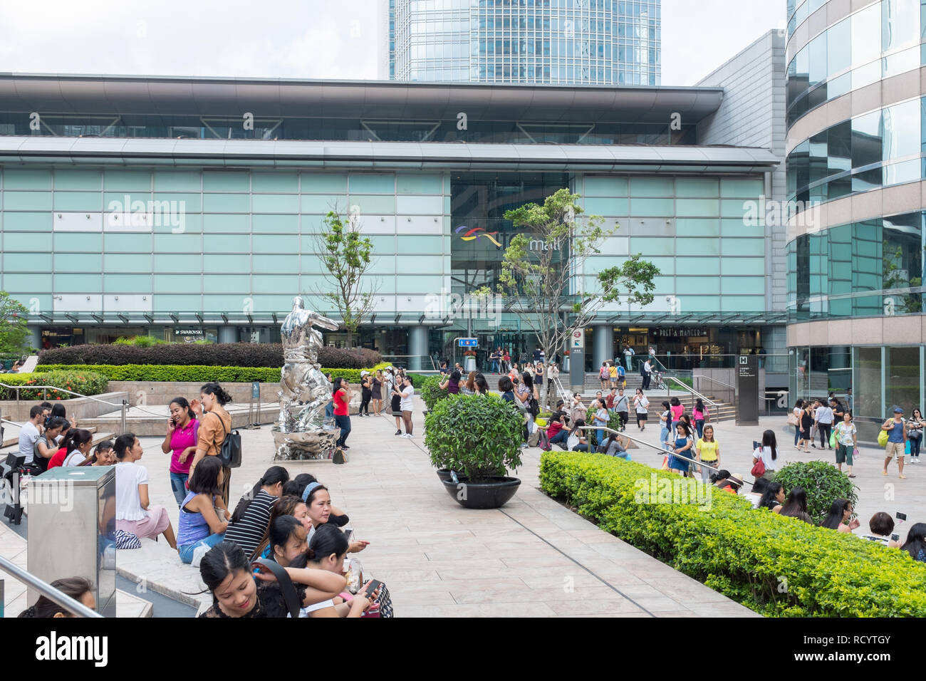 Inländische Arbeitnehmer aus den Phillipinen versammeln sich mit Freunden auf ihren Tag, Sonntag, im Central District von Hong Kong Stockfoto
