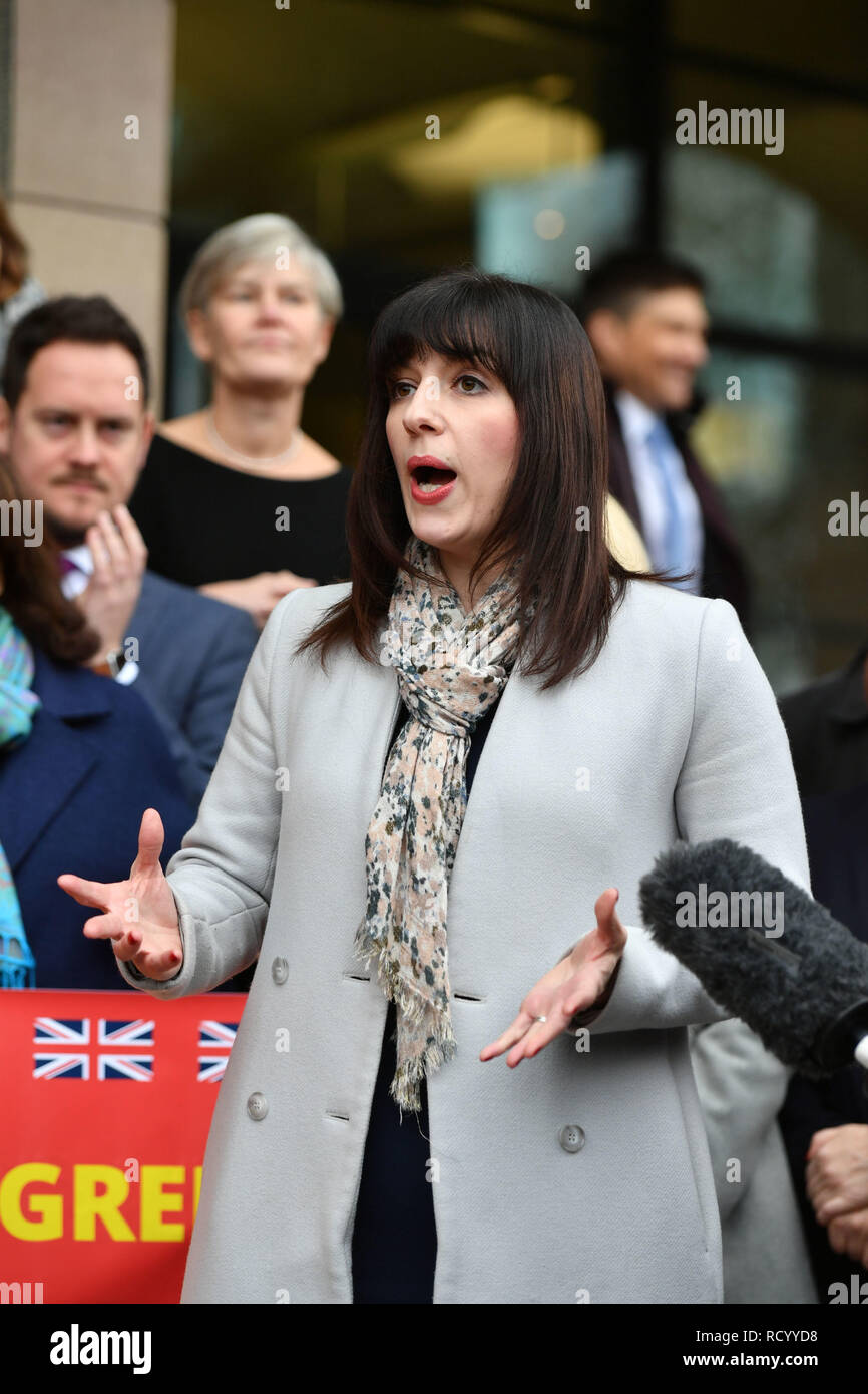 Labour MP Bridget Phillipson spricht mit Reportern, fordert eine neue Volksabstimmung über die Mitgliedschaft in der Europäischen Union, außerhalb Portcullis House in Westminster, London, vor einer Bewegung der kein Vertrauen in die Regierung im Parlament debattiert wird. Stockfoto