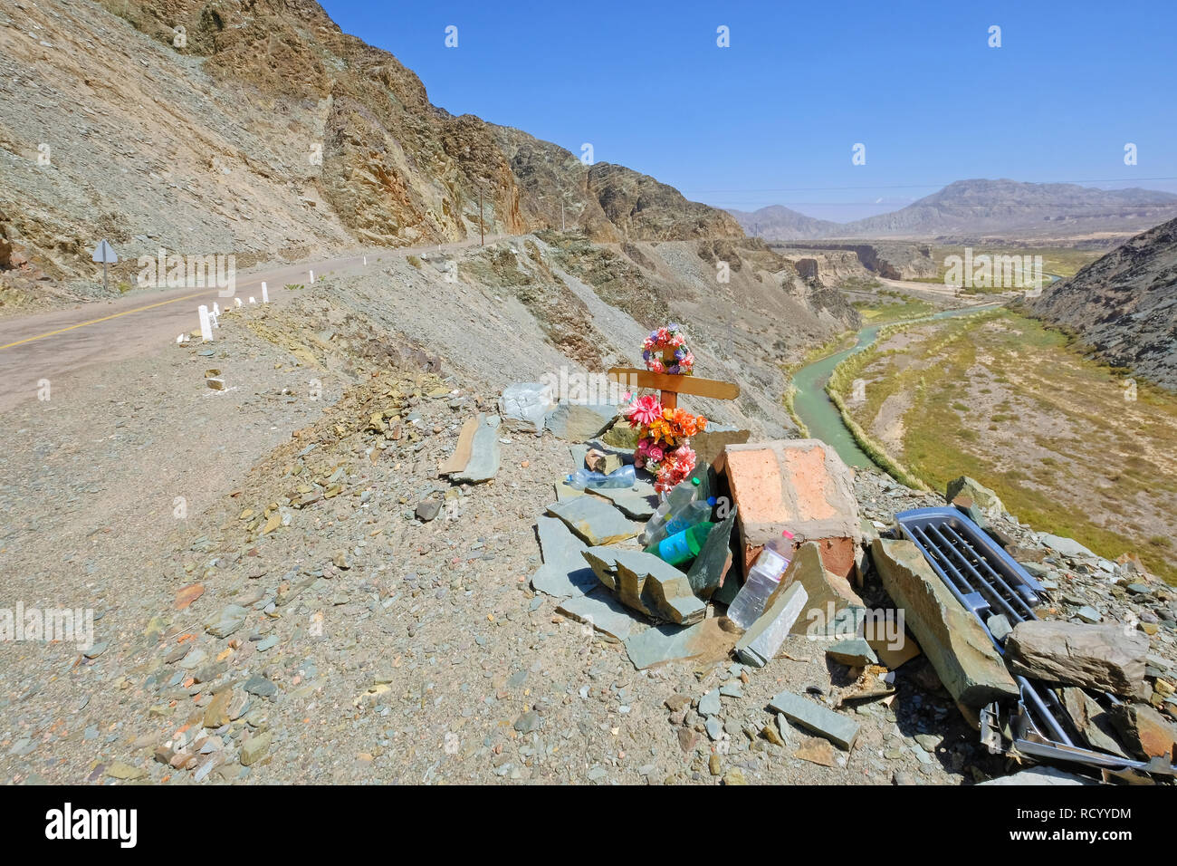 Denkmal mit Kreuz und Auto Wrack, in Erinnerung an einem Autounfall auf der Straße an der Cuesta del Viento, Argentinien Stockfoto