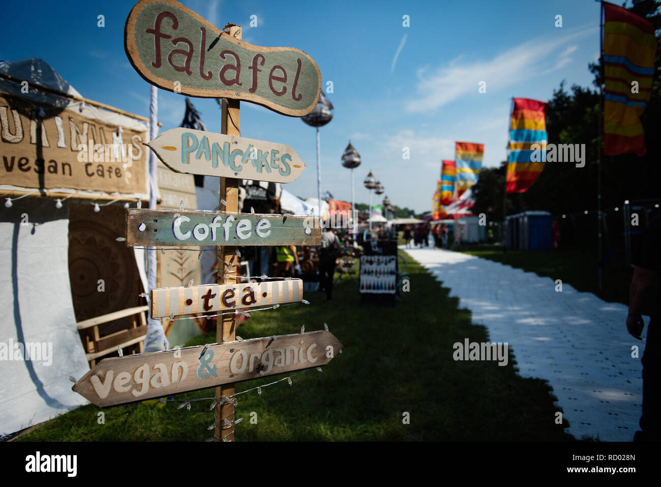 Zeichen und ein Blick auf eine der Straßen auf einem Festival Stockfoto