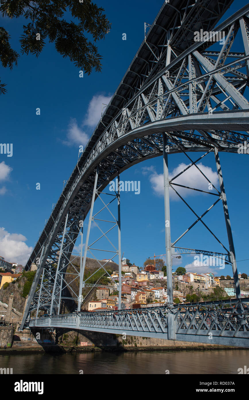 Der Stadtteil Ribeira von Dom Luise Brücke in Porto Stockfoto