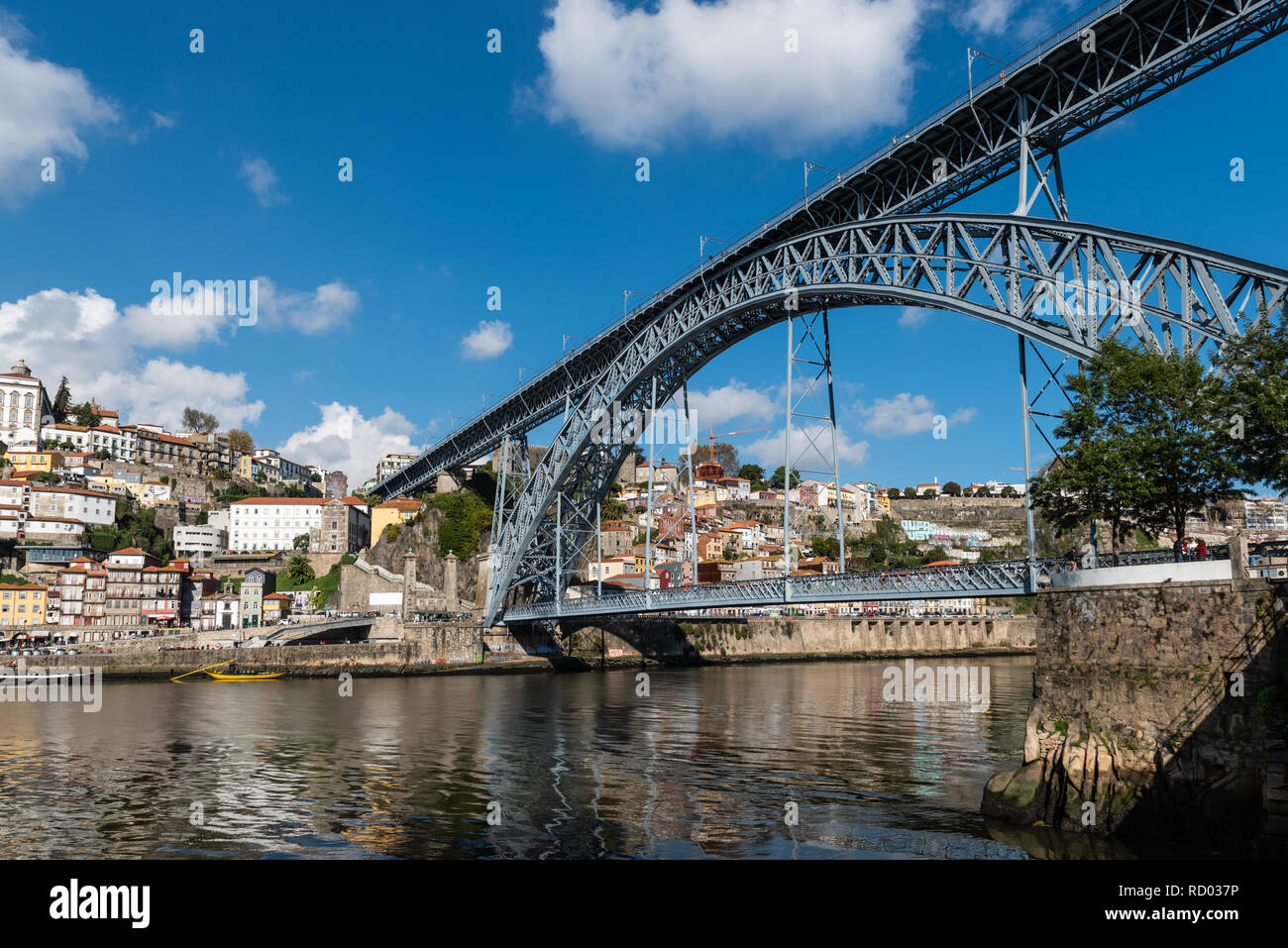 Der Stadtteil Ribeira von Dom Luise Brücke in Porto Stockfoto