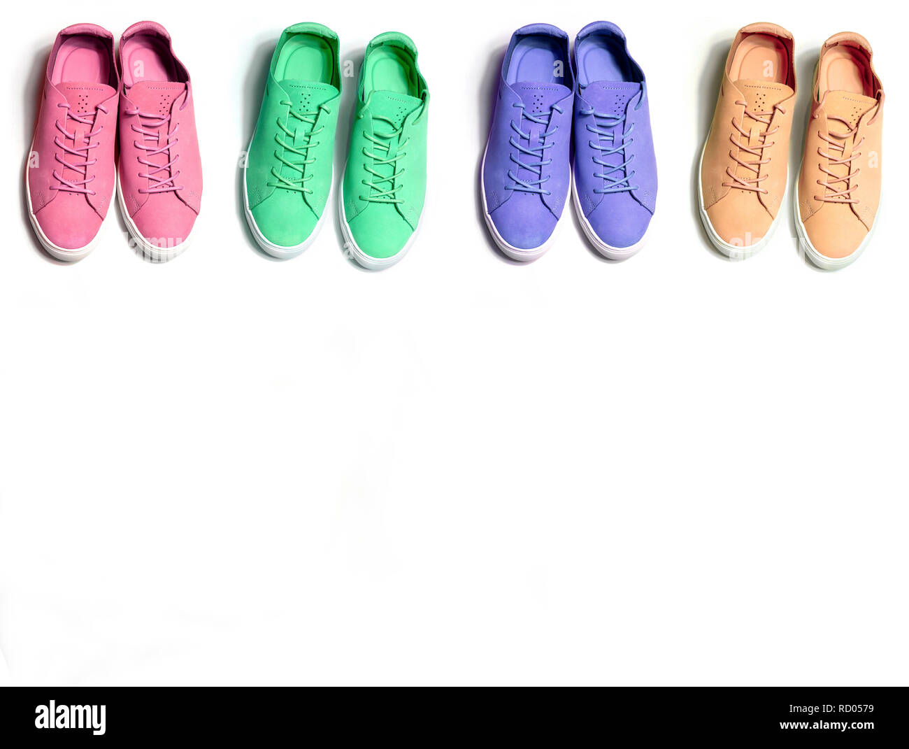 4 bunte Frau Sneaker Schuhe auf weißem Hintergrund Stockfoto