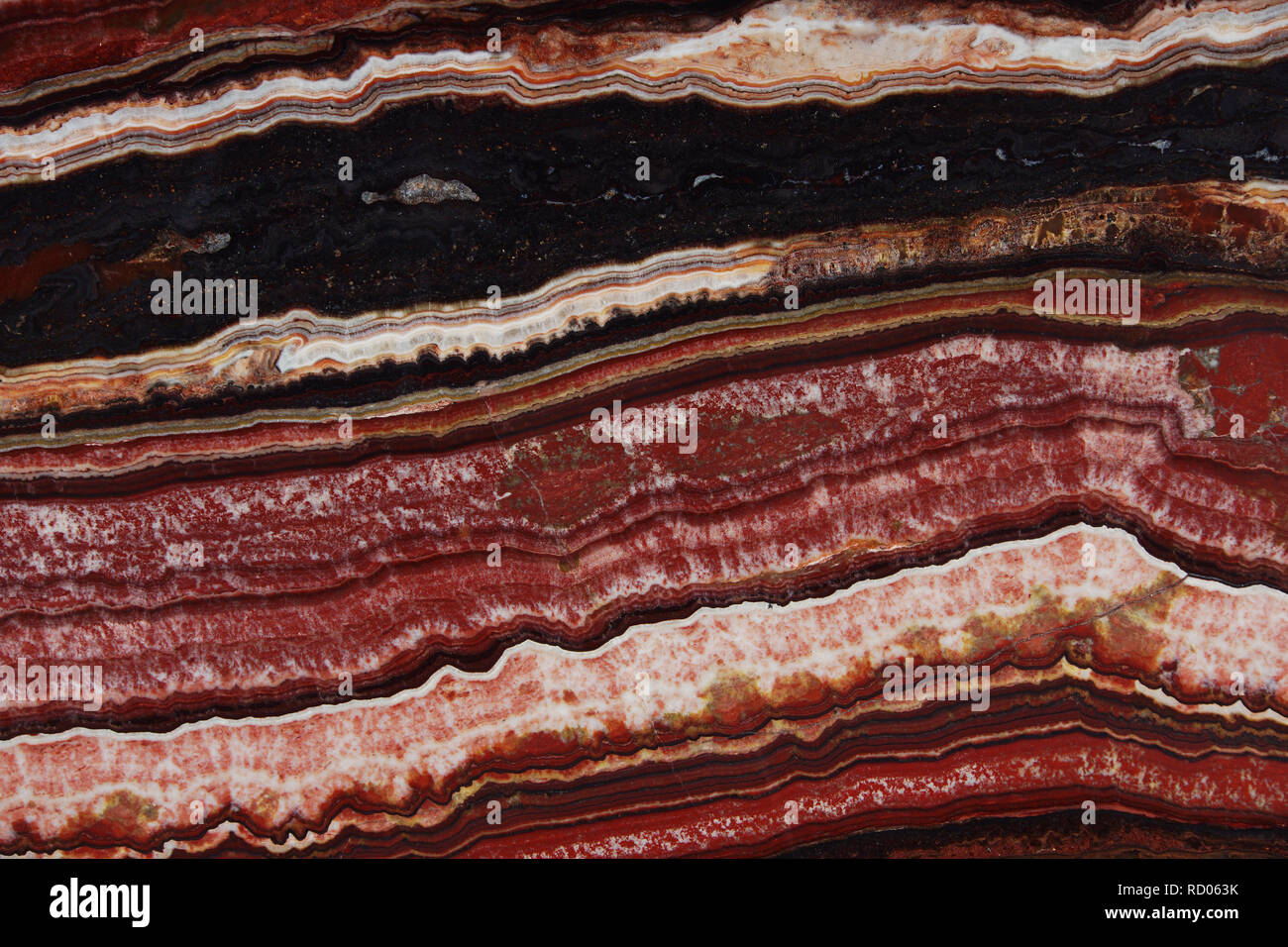 Die Struktur der Onyx, eine leuchtend rote Farbe mit dünnen Adern und Wellen, heißt Onice Fantastico. Stockfoto