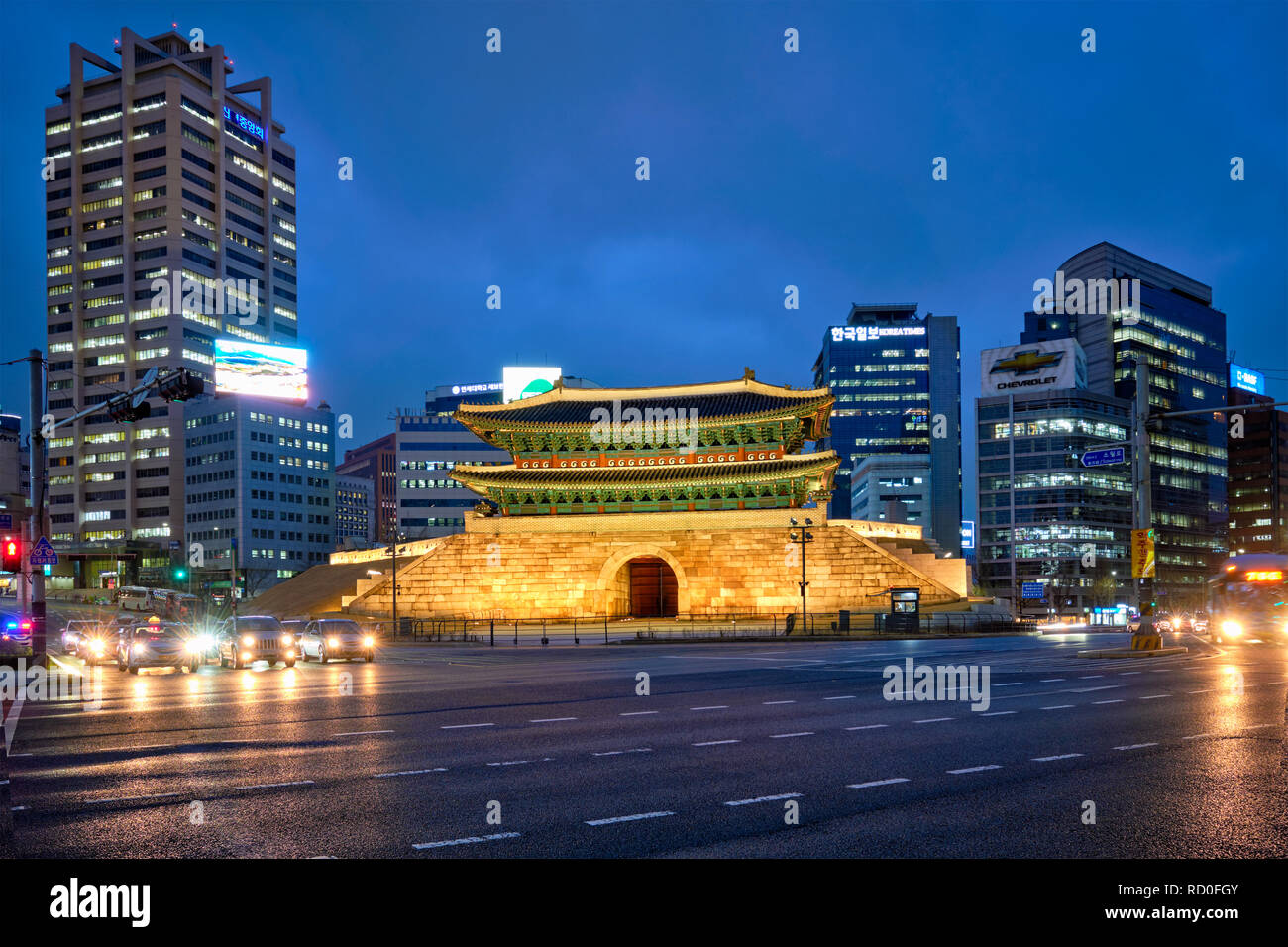 Namdaemun Tor Sungnyemun mit Stadtverkehr, Seoul, Südkorea Stockfoto