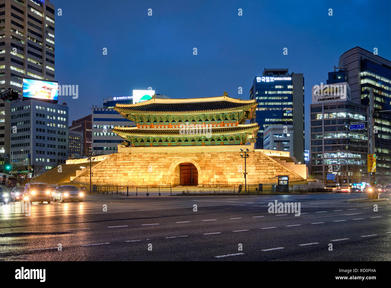 Namdaemun Tor Sungnyemun mit Stadtverkehr, Seoul, Südkorea Stockfoto