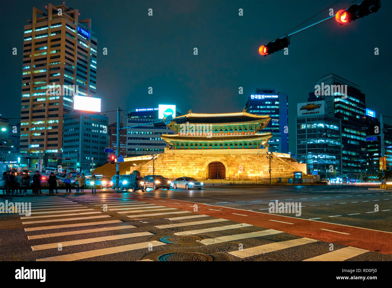 Namdaemun Tor Sungnyemun mit Stadtverkehr, Seoul, Südkorea Stockfoto