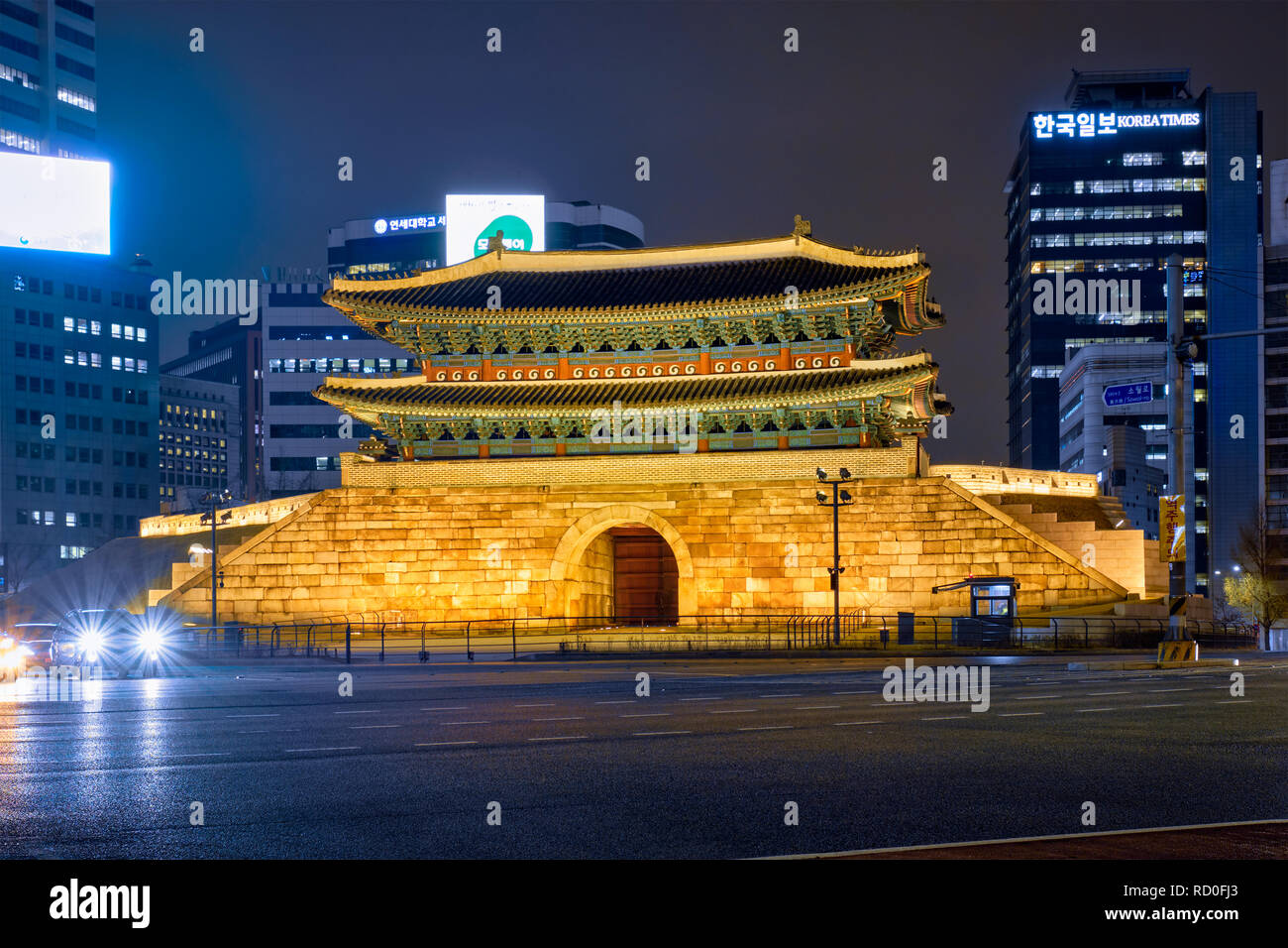 Namdaemun Tor Sungnyemun mit Stadtverkehr, Seoul, Südkorea Stockfoto