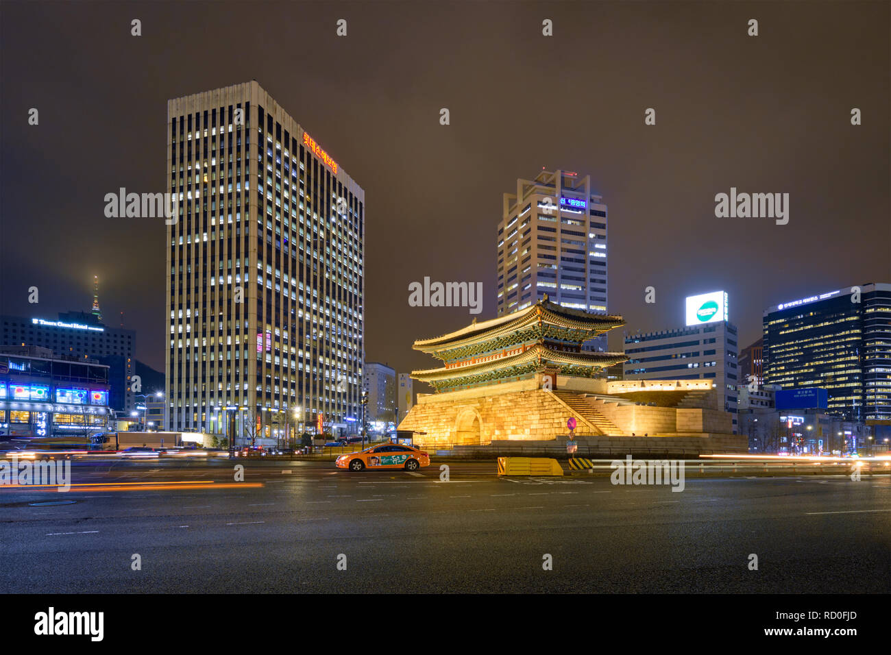 Namdaemun Tor Sungnyemun mit Stadtverkehr, Seoul, Südkorea Stockfoto
