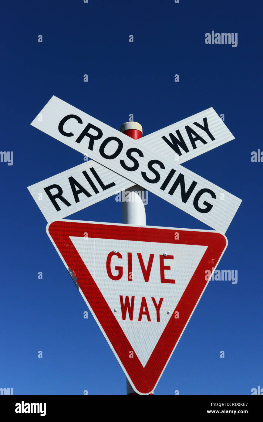 Bahnübergang und Zeichen, Neuseeland Stockfoto