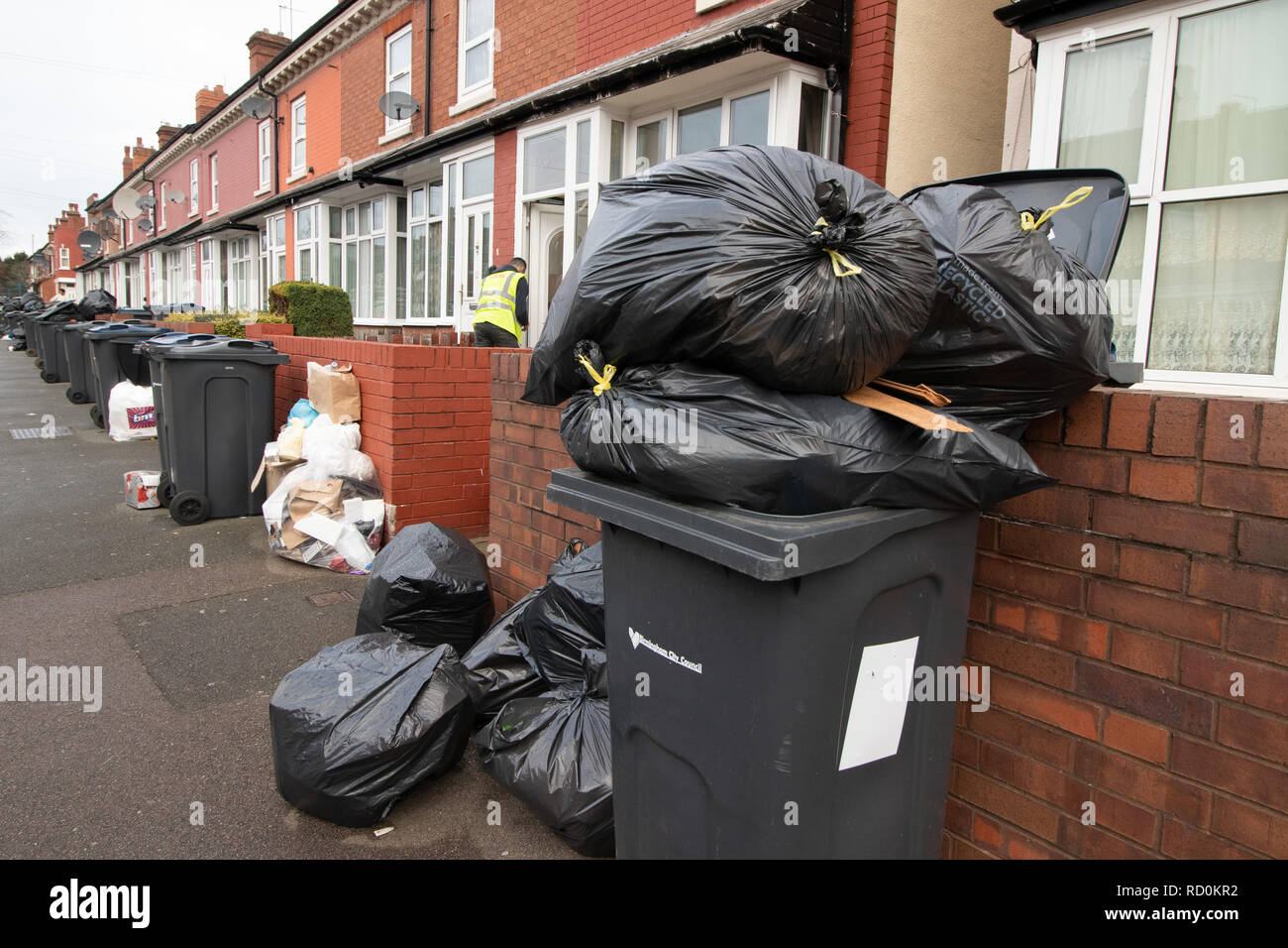 Kenelm Road, Birmingham hat einen Aufstieg in uncollected Müll wie die verweigern (bin) Sammler industrielle Maßnahmen ergreifen gesehen Stockfoto