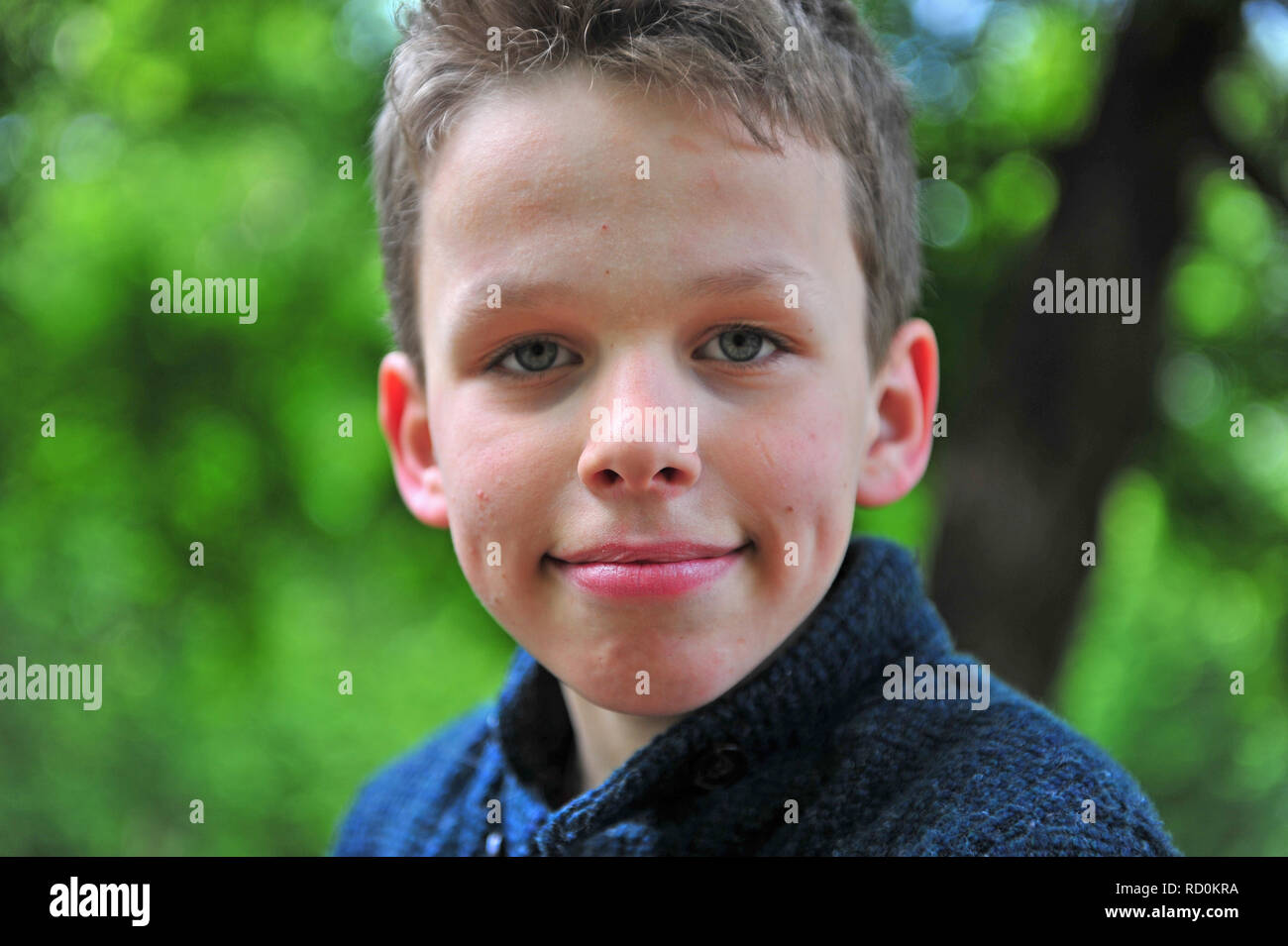 Porträt der 10 Jahre alte Junge, der in den Park im Freien Stockfoto