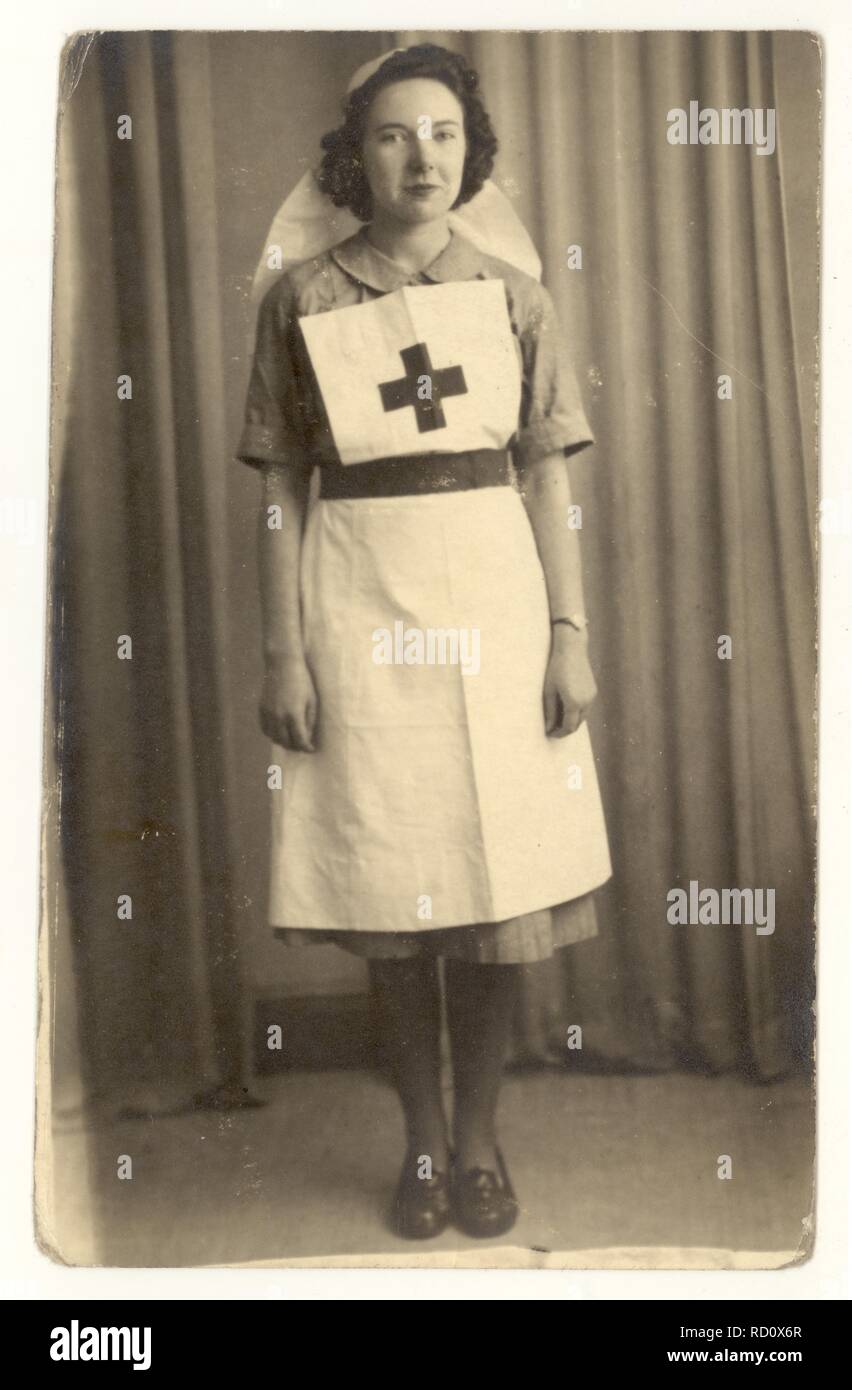 Columbia Studios portrait einer attraktiven jungen WW2 Ära des Roten Kreuzes freiwillige Krankenschwester, das Tragen eines Freiwilligen Ablösung (VAD) Einheitliche, ca. 1940 Stockfoto
