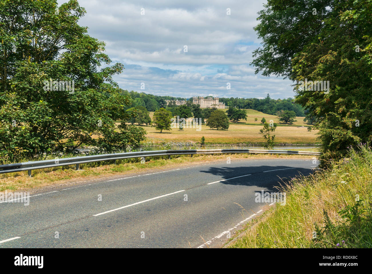 Blick über den Fluss Tweed zu Floors Castle, Kelso, aus einer 699 Main Road, Roxburghshire, Borders, Schottland, Großbritannien. Stockfoto