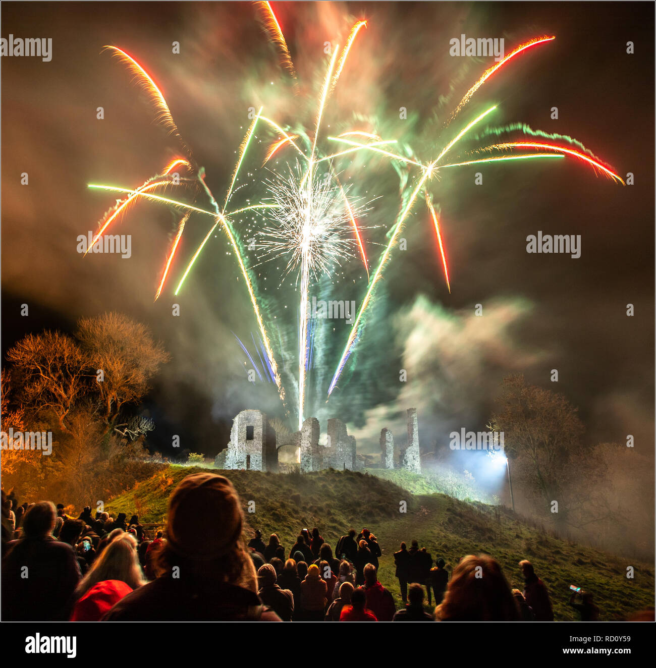 Feuerwerk in Newcastle Emlyn, Carmarthenshire, Ceredigion, Wales. Feiern Lagerfeuer nacht in Großbritannien Stockfoto