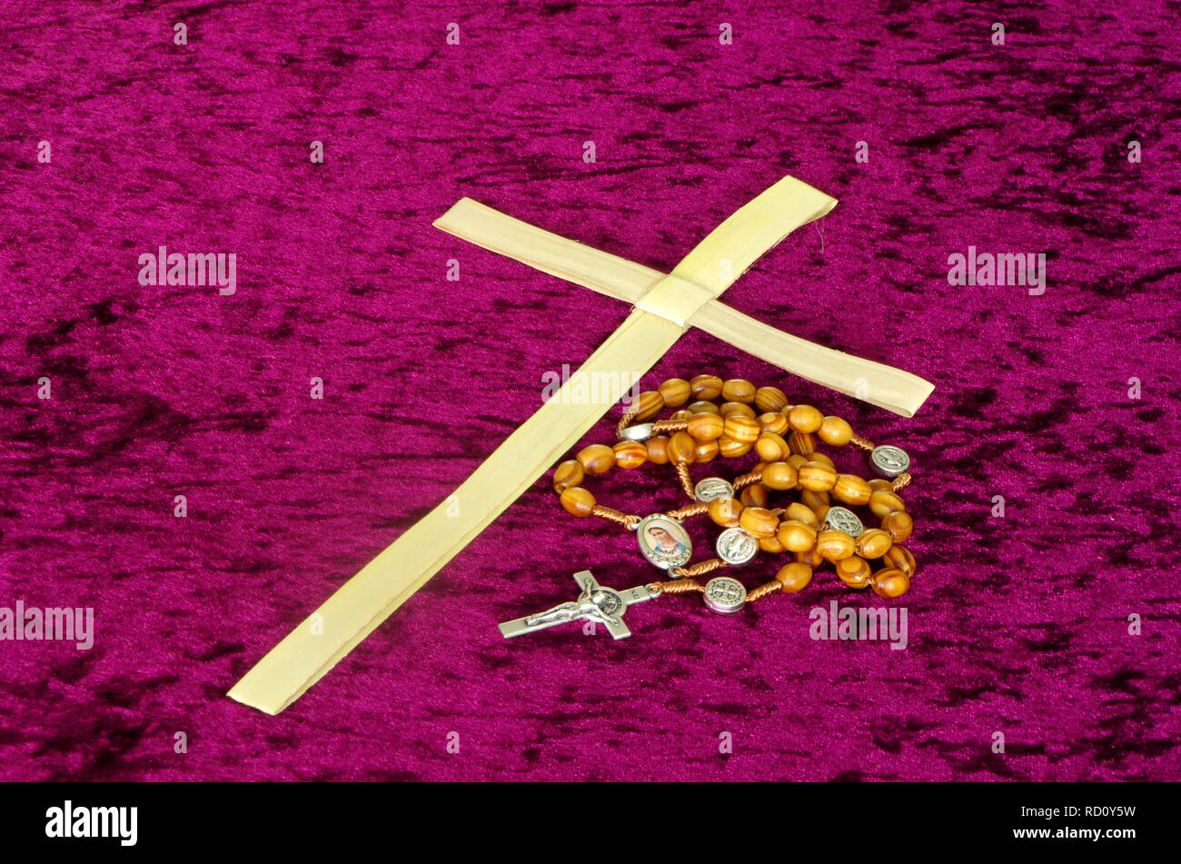 Palmsonntag Palm Kreuz mit Römisch-katholischen Roasary Perlen Stockfoto