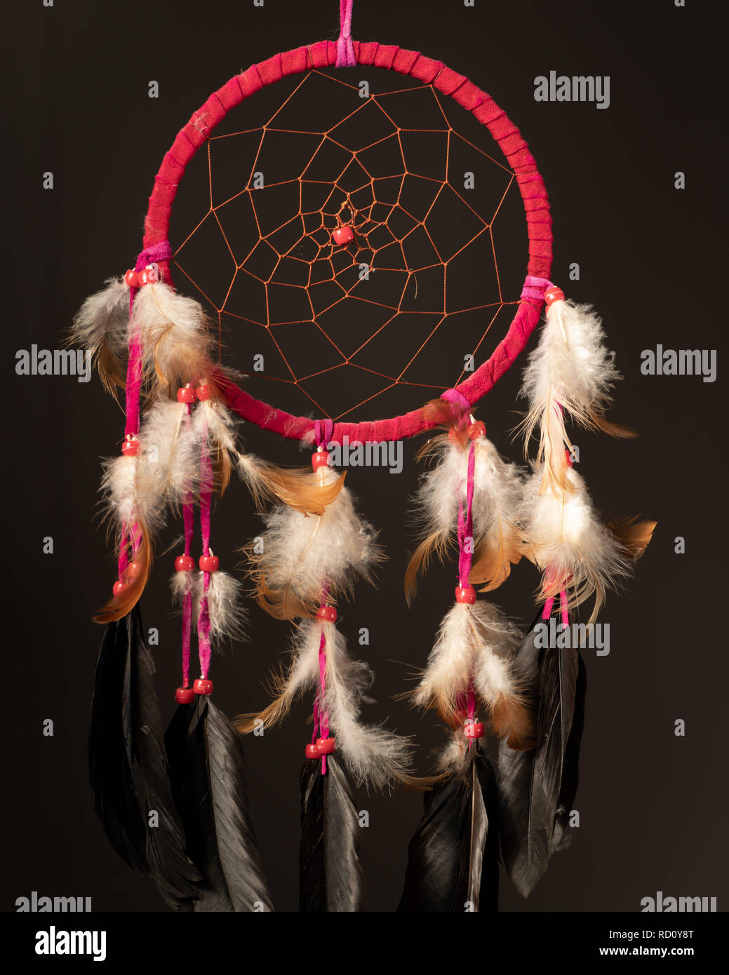 Nahaufnahme von einem wunderschönen handgemachten Dreamcatcher aufhängen vor einem schwarzen Hintergrund Stockfoto