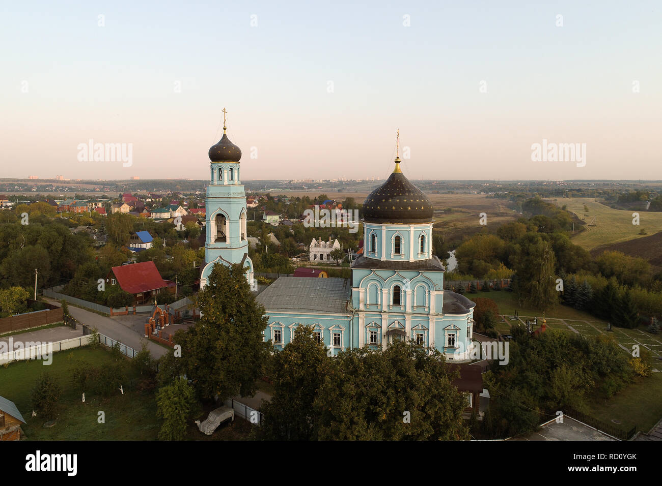 Schöne Luftaufnahme der Kirche auf die Fürsprache der seligen Jungfrau Maria in Pokrov, Podolsk Gebiet, Russland Stockfoto