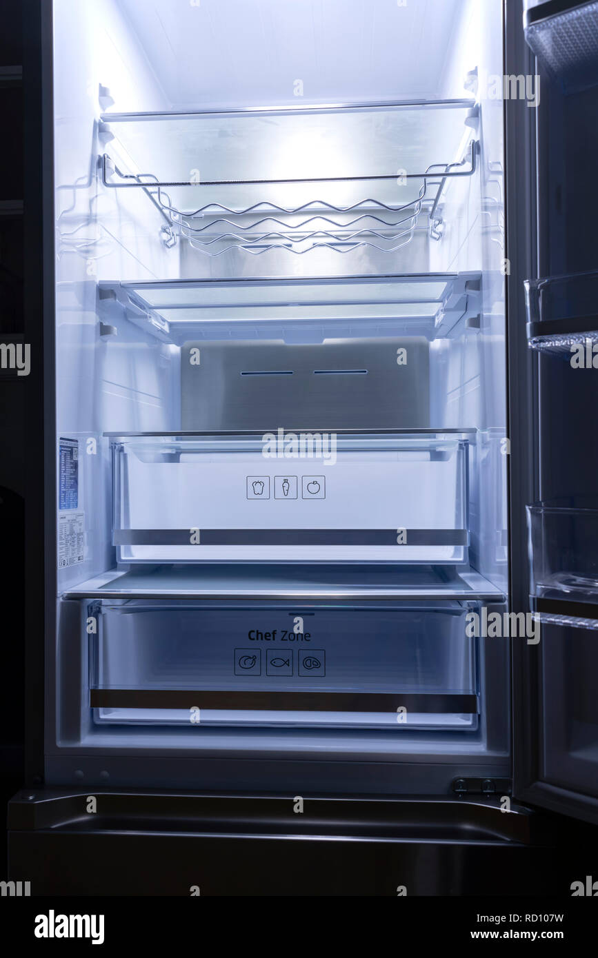 Eine völlig nackte Kühlschrank, offen, licht auf, leere Regale  Stockfotografie - Alamy
