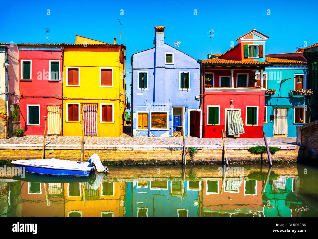 Wahrzeichen von Venedig, Burano Insel Canal, bunte Häuser und Boote, Italien, Europa. Stockfoto
