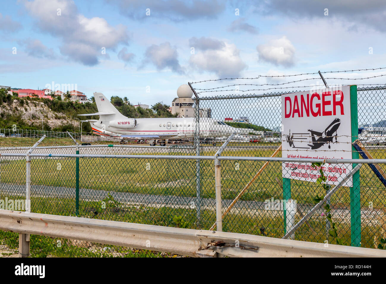 N783FS Private Dassault Falcon 2000 auf der Landebahn von Princess Juliana Flughafen in St. Marten. Stockfoto