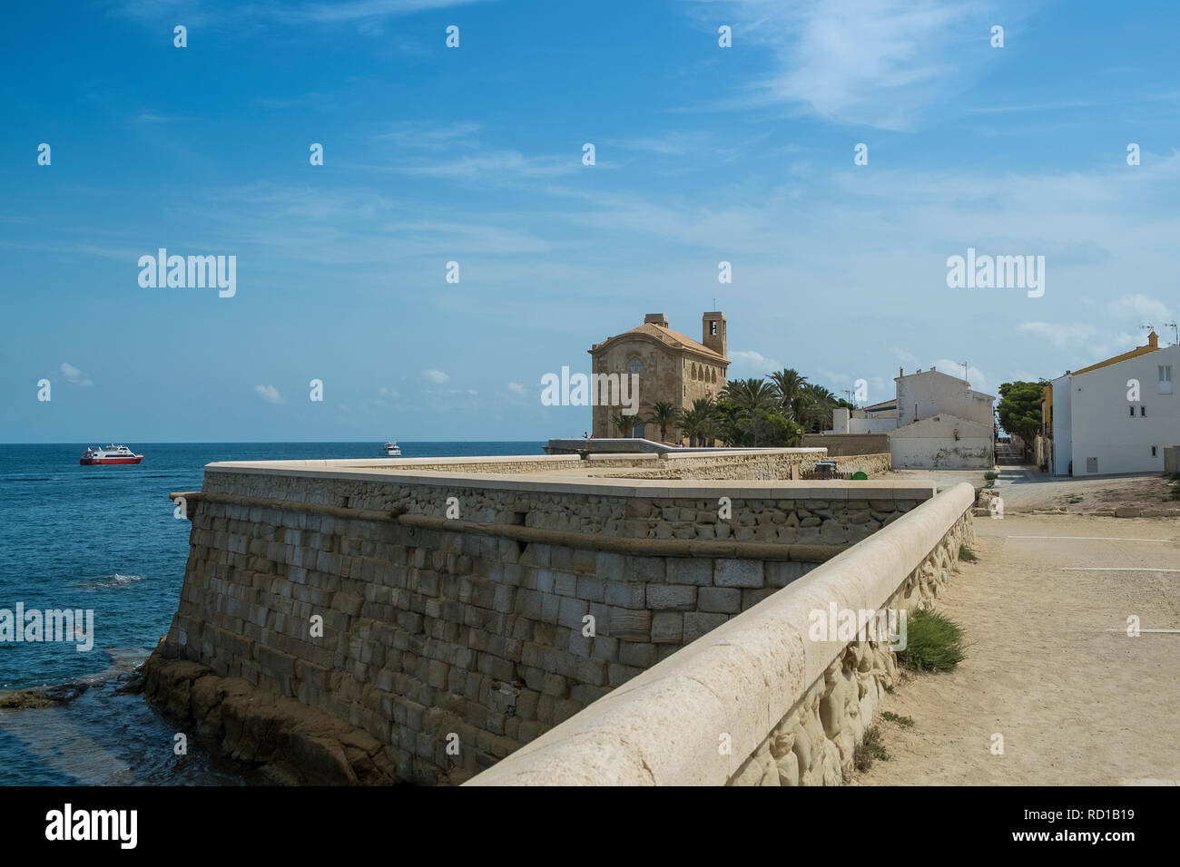 Die Kirche von Plaza Iglesia, Tabarca, Alicante, Spanien. Stockfoto