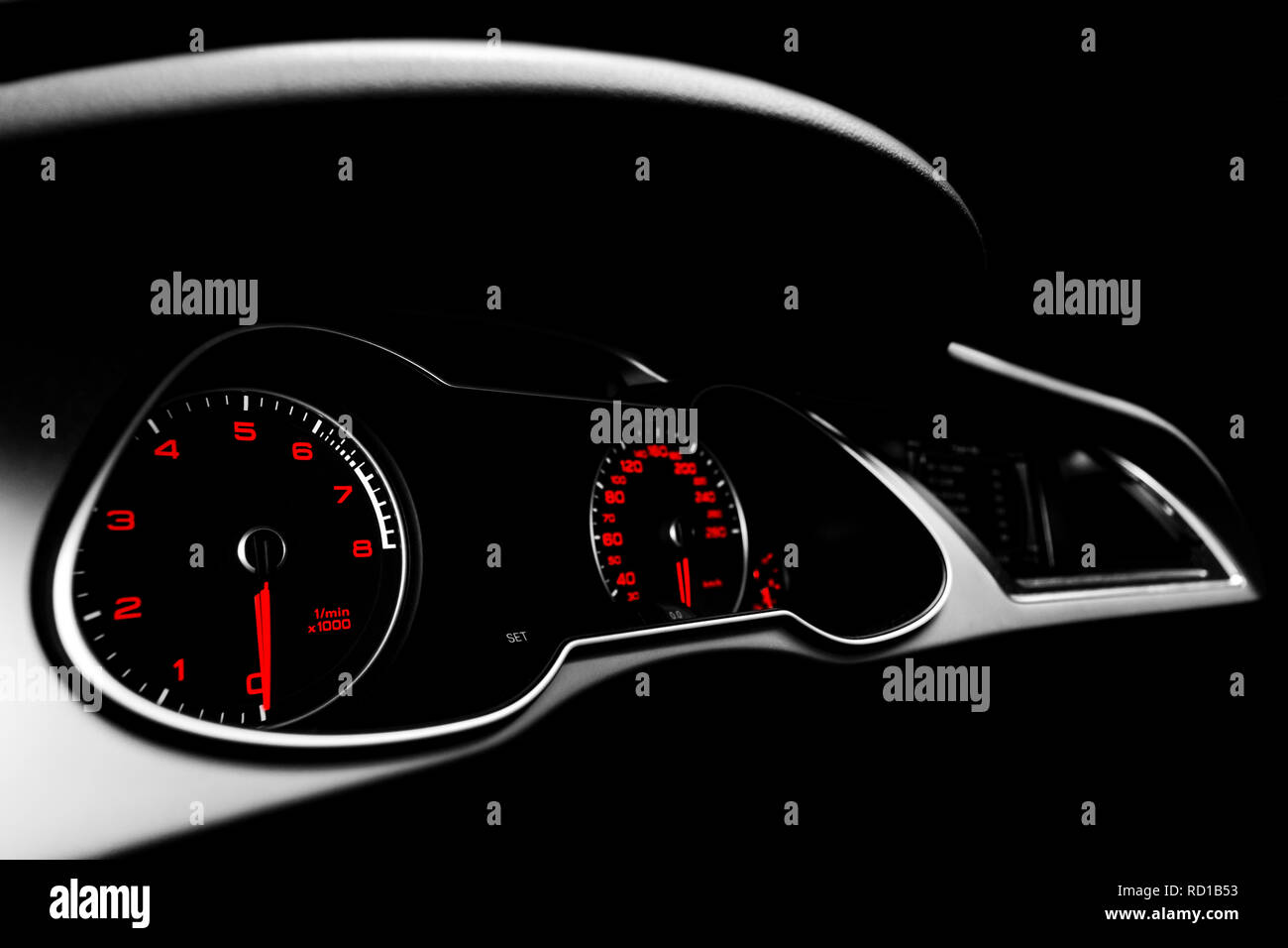 Nahaufnahme von einem Tachometer im Auto. Das Armaturenbrett. Dashboard details mit Anzeigelampen. Auto Instrumententafel. Armaturenbrett mit Tachometer, Drehzahlmesser Stockfoto