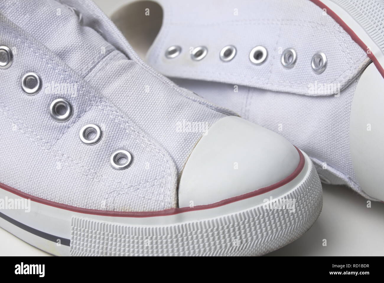 Paar weiße Schnürlos Sneaker mit roten Streifen Closeup Stockfotografie -  Alamy