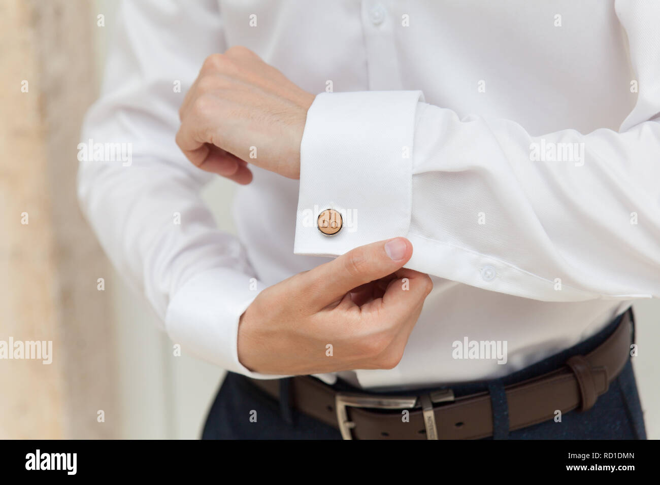 Bräutigam bereitet Hochzeit Stockfoto