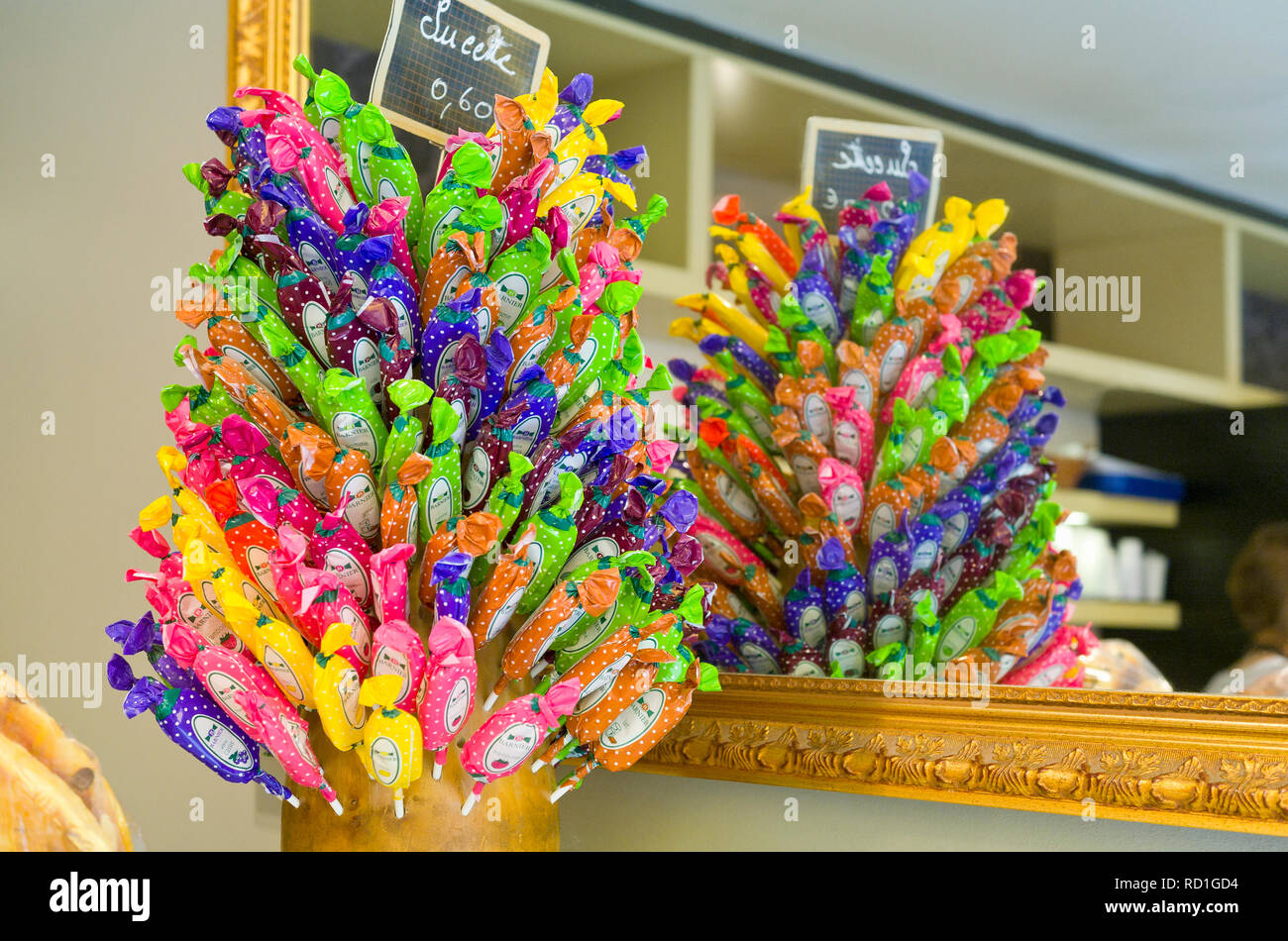 Süßwaren und Lutscher sind im Confectionary Shop, Frankreich, erhältlich Stockfoto