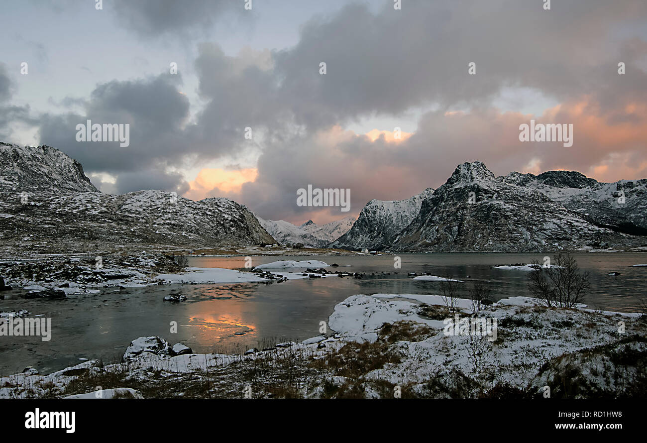 Küsten Berglandschaft, Flakstad, Lofoten, Nordland, Norwegen Stockfoto
