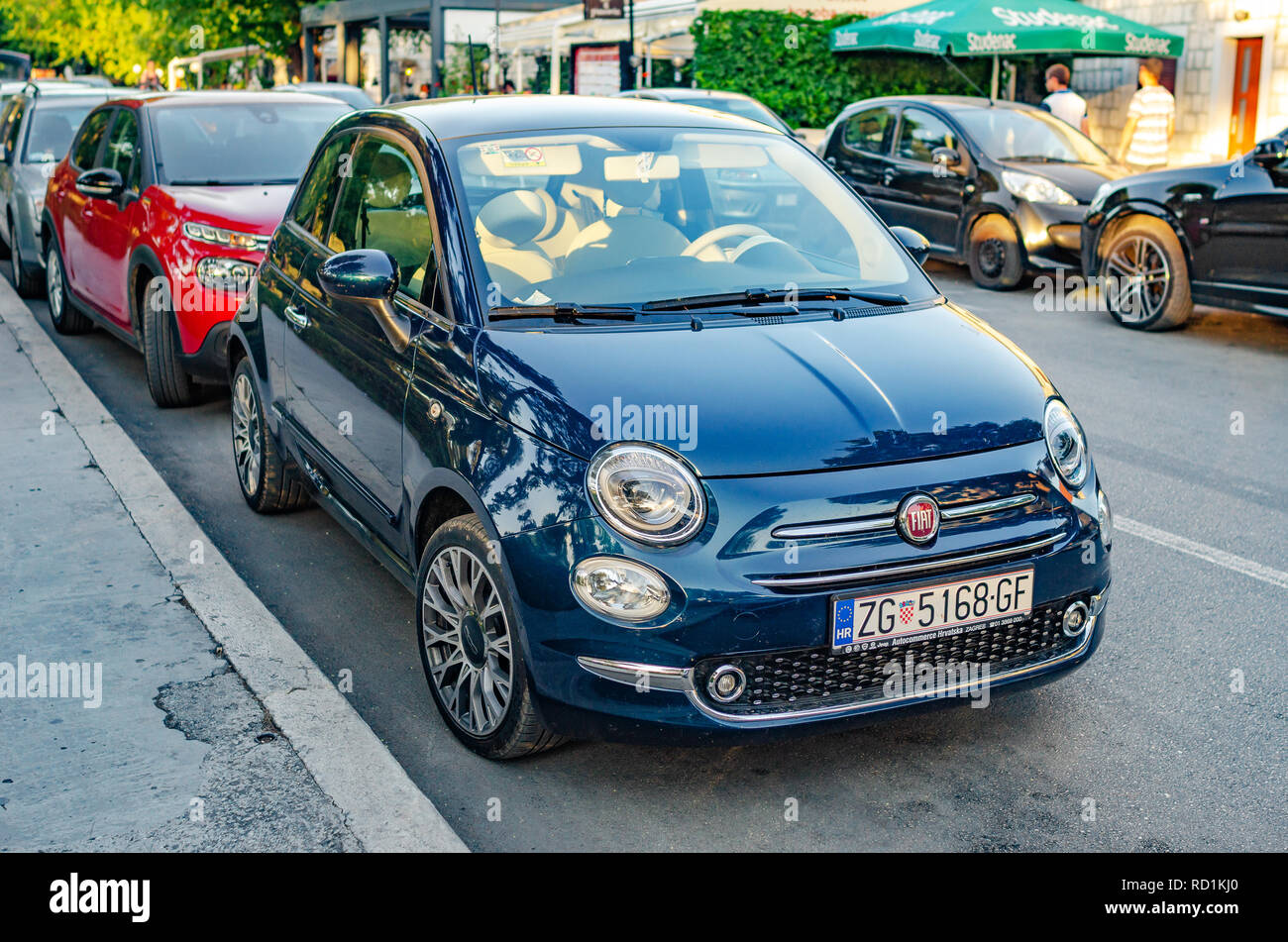 Fiat 500 auf dem Parkplatz. Stockfoto