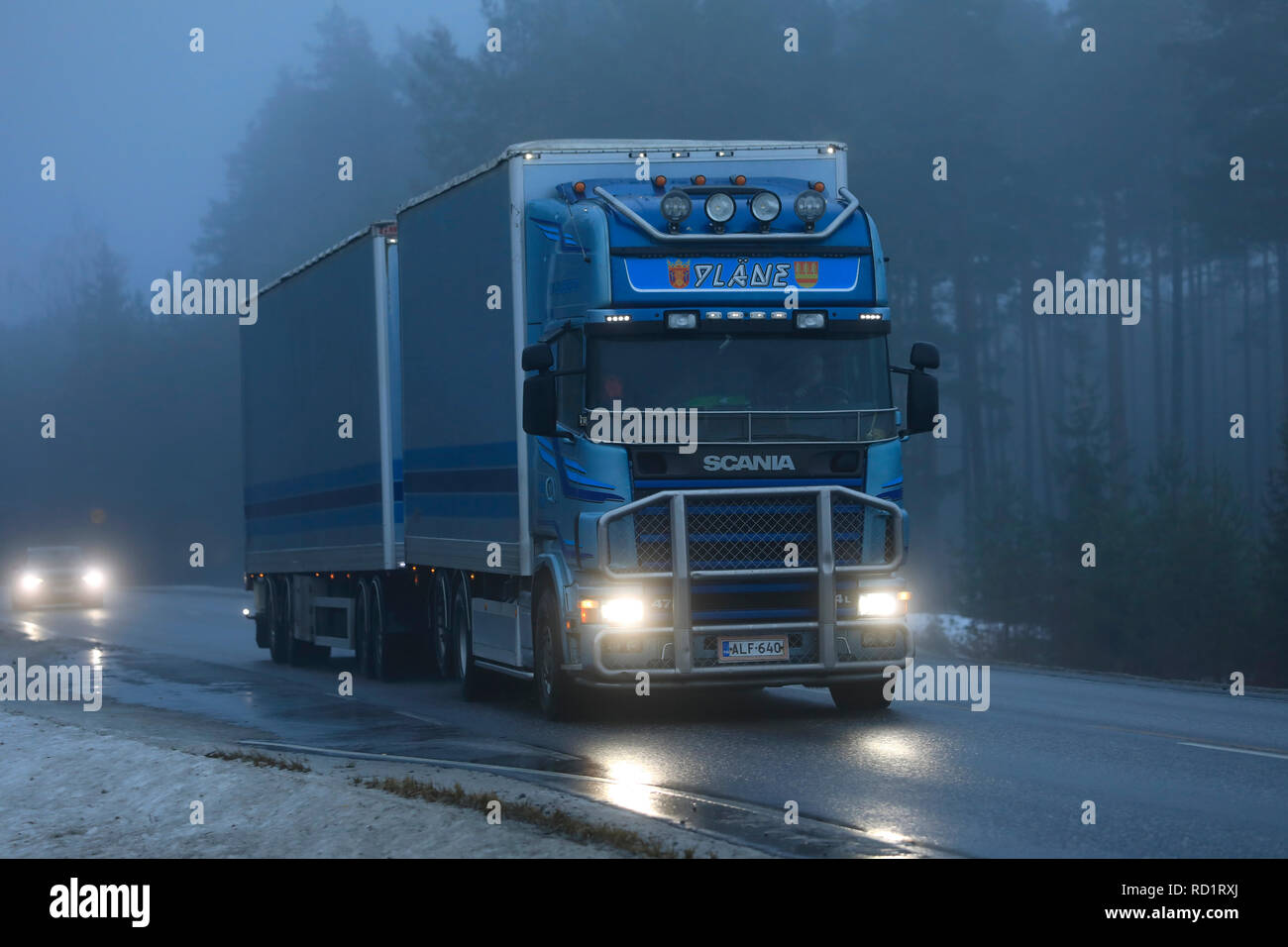 Salo, Finnland - Dezember 28, 2018: Blauer Scania 4-Serie Güterverkehr Lkw YLANE der KLV-kuljetus bewegt sich entlang der Winterdienst auf nebligen Tag in Finnland. Stockfoto
