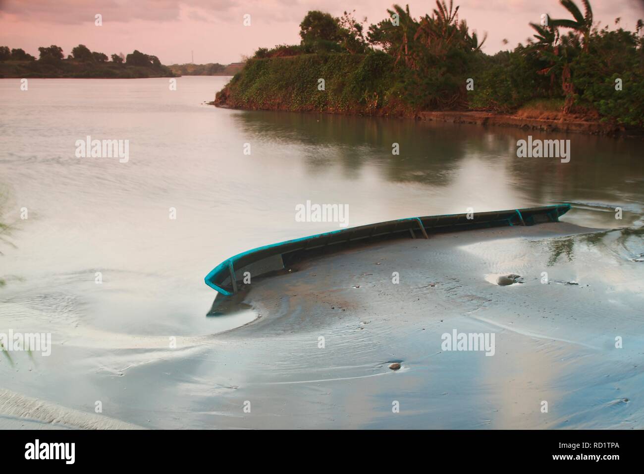 Sinkendes Boot in einem Fluss, Indonesien Stockfoto