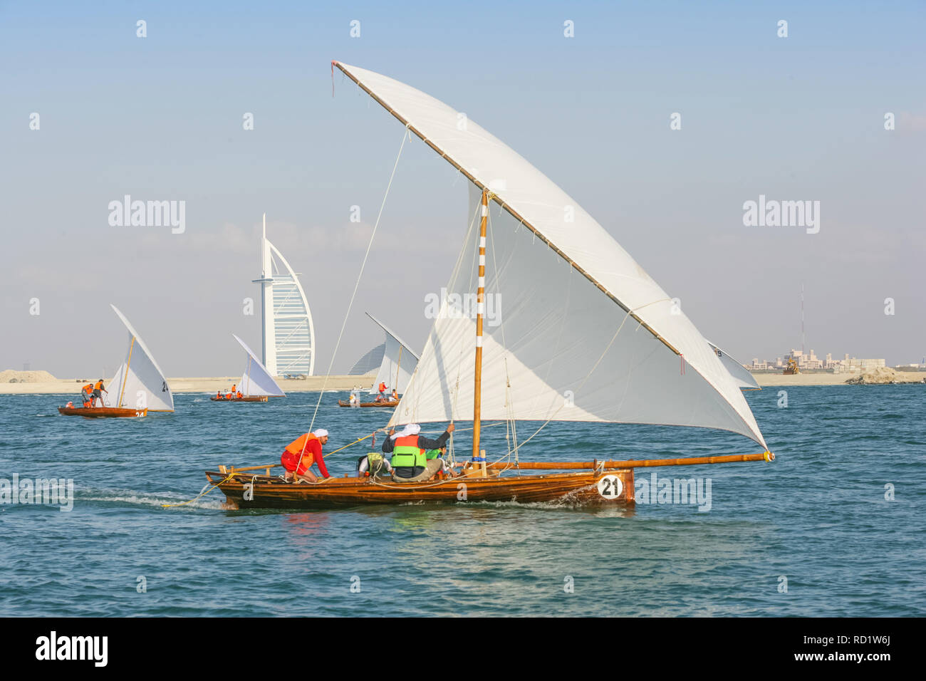 Kleine traditionelle Dhows racing aus Dubai in den Vereinigten Arabischen Emiraten. Stockfoto