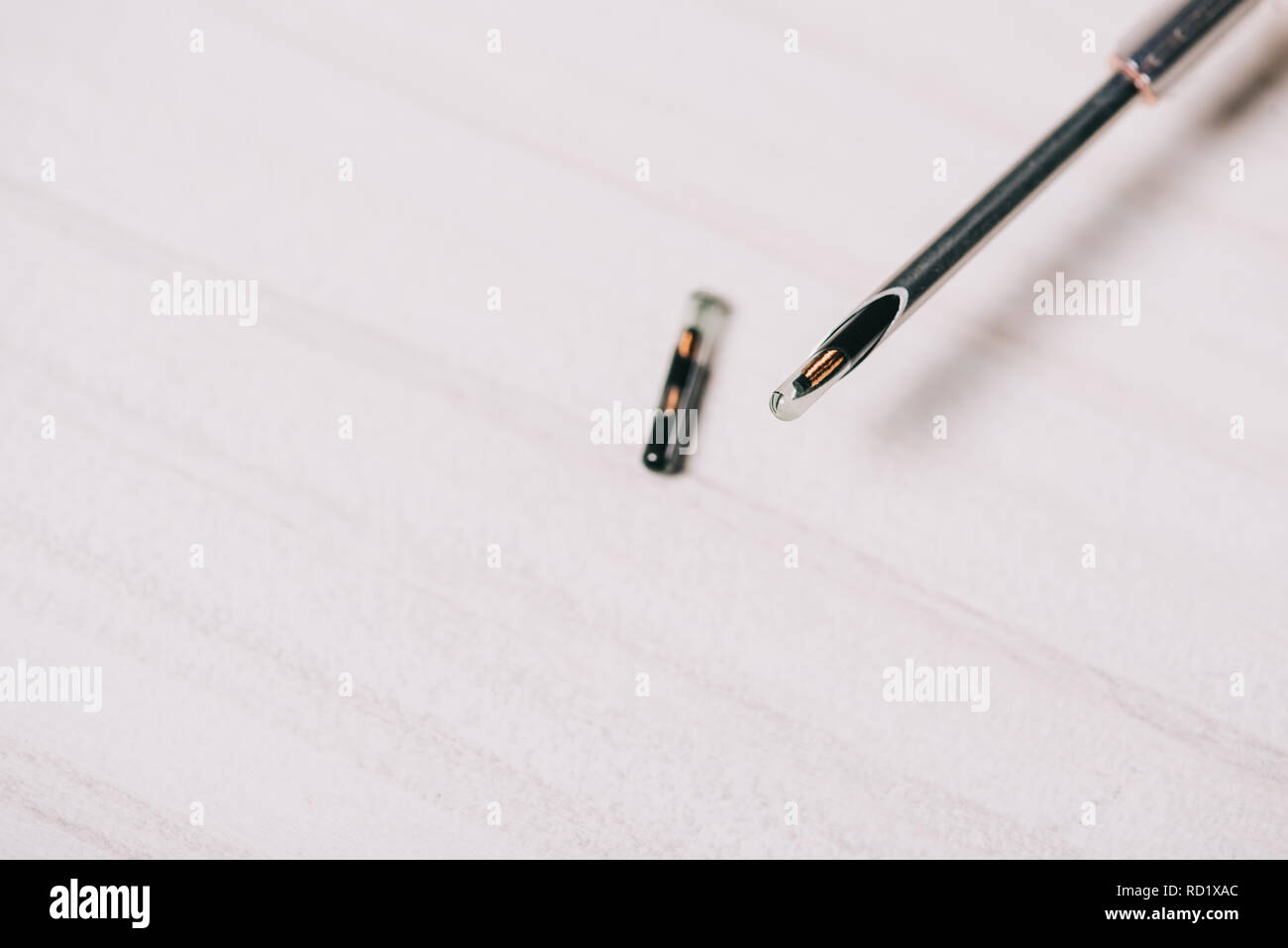 Nahaufnahme der Microchip und Werkzeug auf Graue Tabelle Stockfoto