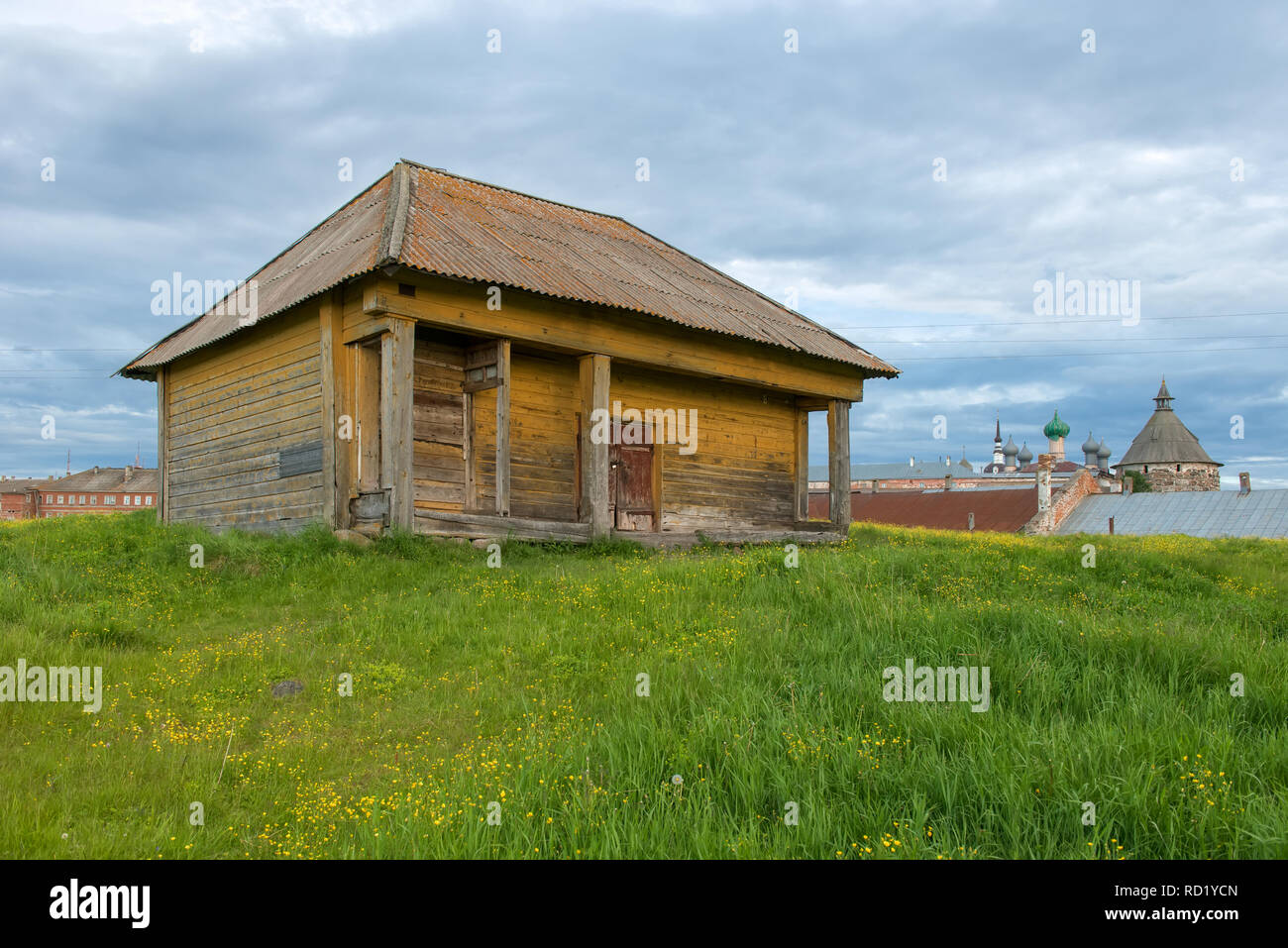 Holz- Scheune auf einem grünen Hügel Stockfoto