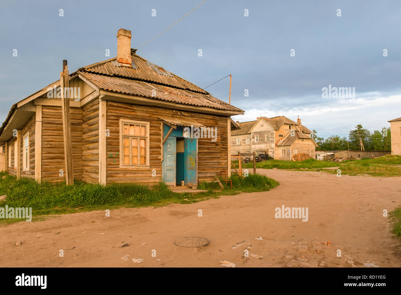 Insel SOLOWKI, Russland - 26. JUNI 2018: Barak Solovetsky Camp. Jetzt Wohnhaus im Dorf Solowki auf einer polaren Sommer Tag, bei Sonnenuntergang. Arkh Stockfoto