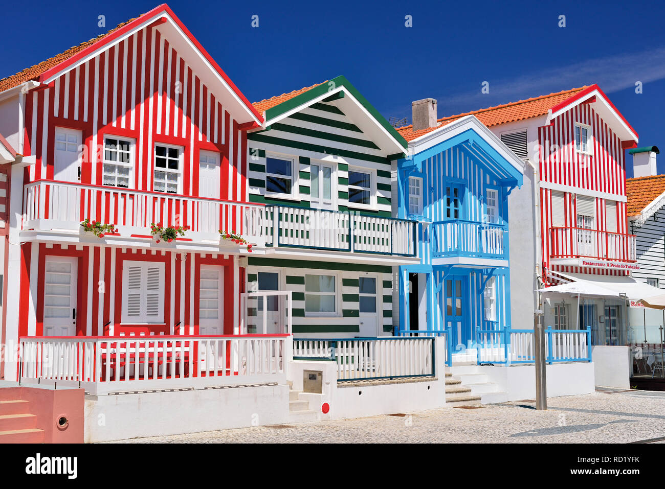 Bunte Beach Cottages mit horizontalen und vertikalen Streifen Stockfoto