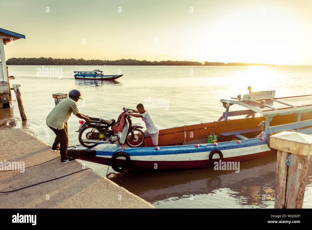 Bunte traditionelle Boote auf dem Fluss Suriname Suriname Stockfoto