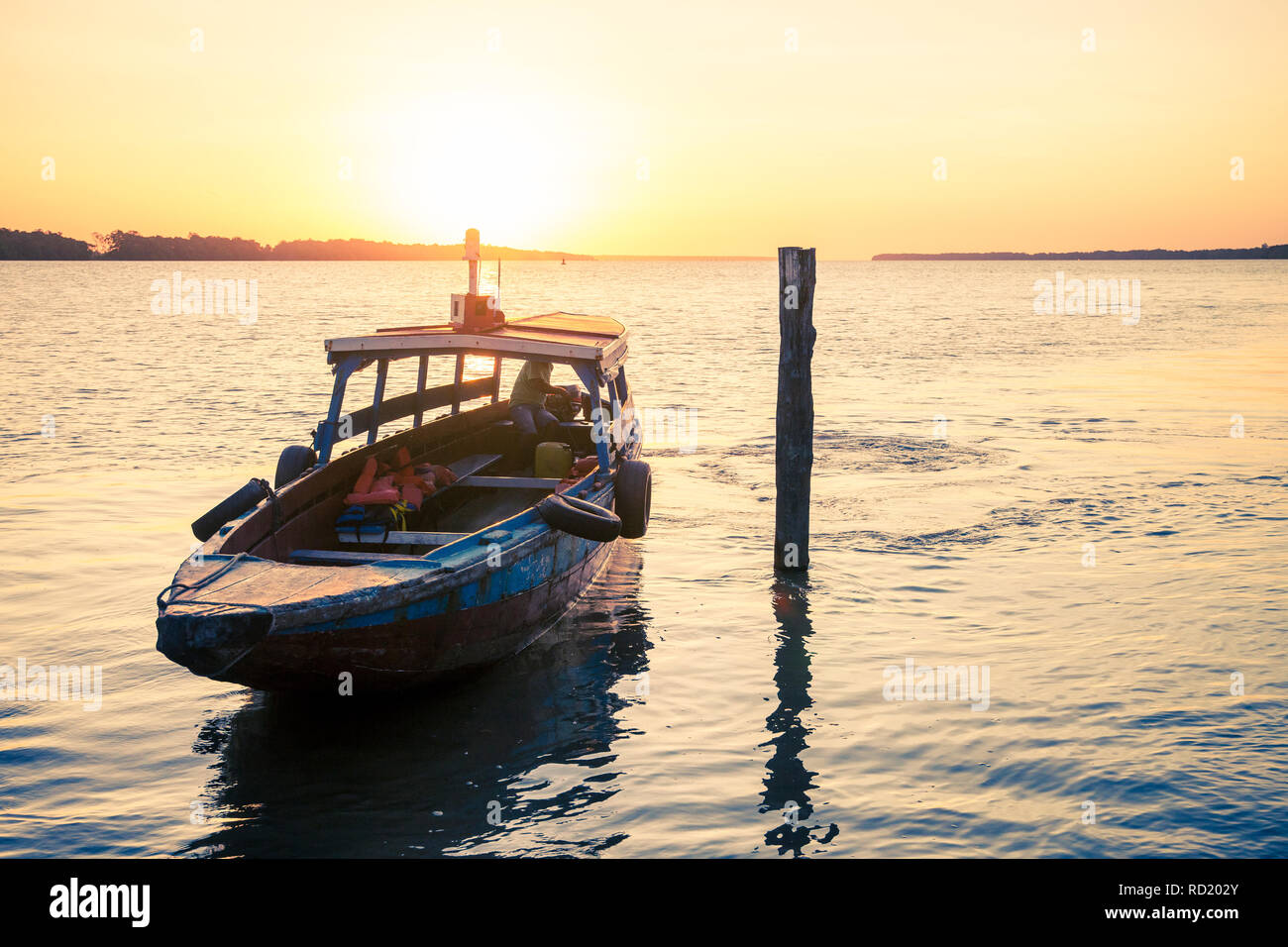 Bunte traditionelle Boote auf dem Fluss Suriname Suriname Stockfoto