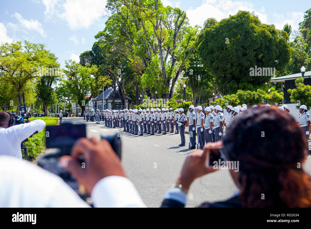 PARAMARIBO, Suriname, 01.10.2018: Presse- und Ehrengarde warten auf Präsident Bouterse eine nationale Zeremonie, den Vorsitz zu führen. Stockfoto
