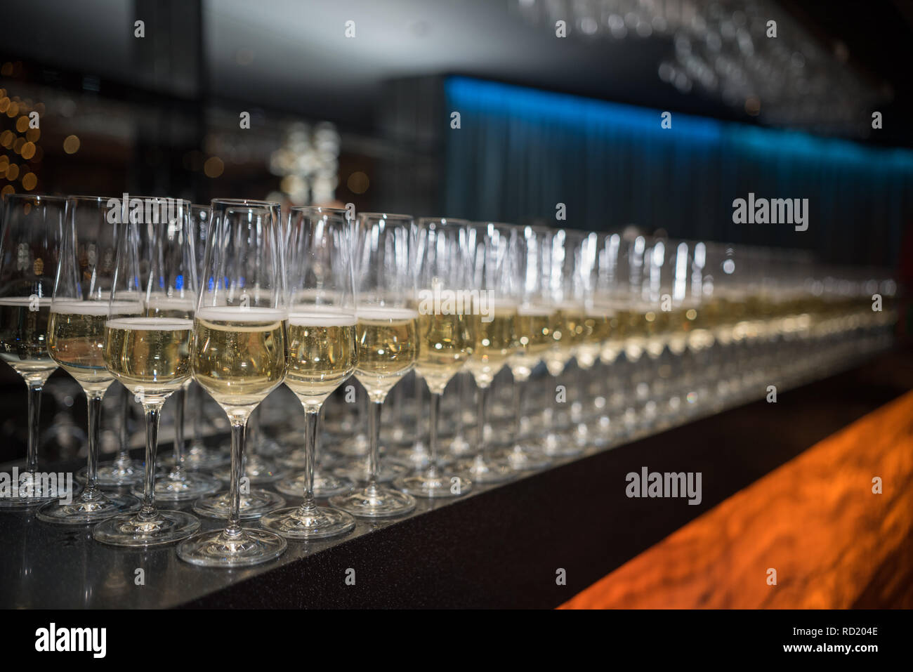 Champagnergläser aufgereiht in einem Restaurant Stockfoto